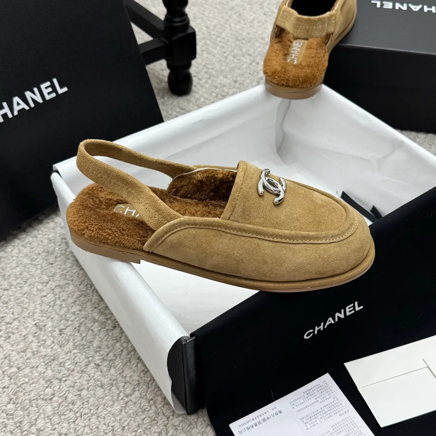 👟👟Ex-factory price 600👟👟 Classic model 🇨🇳ChaneL 25K Teddy fur loafers Simple and high-end design, super versatile! Double C logo embellishment! Imported suede has the texture of natural animal leather visible to the naked eye! The top version is stress-free when entering and exiting the cabinet. It has a bookish texture on the feet and feels great on the feet. Versatile item. ✅Upper: Customized imported suede. ✅Inner lining: imported lamb wool. ✅Outsole: imported genuine leather. ✅Size: 35-40. ✅Comes with a full set of packaging.
